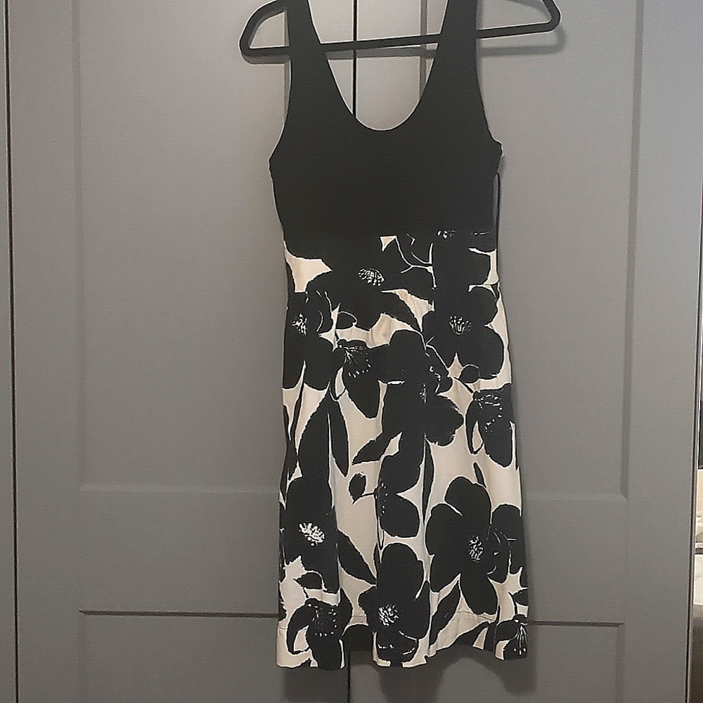 Classic black and white tank top Express cocktail fress